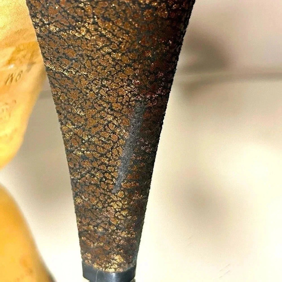 Gently Worn Donald J. Pliner Morgan Brown and Black Leather Sandals, Size 9. - Picture 9 of 10